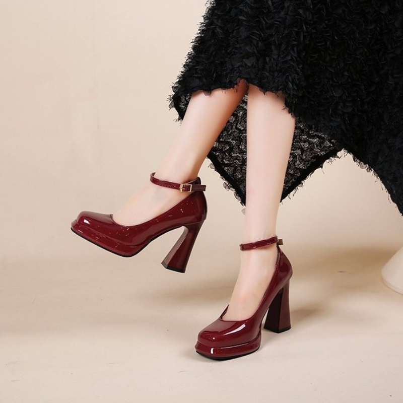Leather Classic Strap - أحذية عصرية ذات كعب عالٍ. أحذية