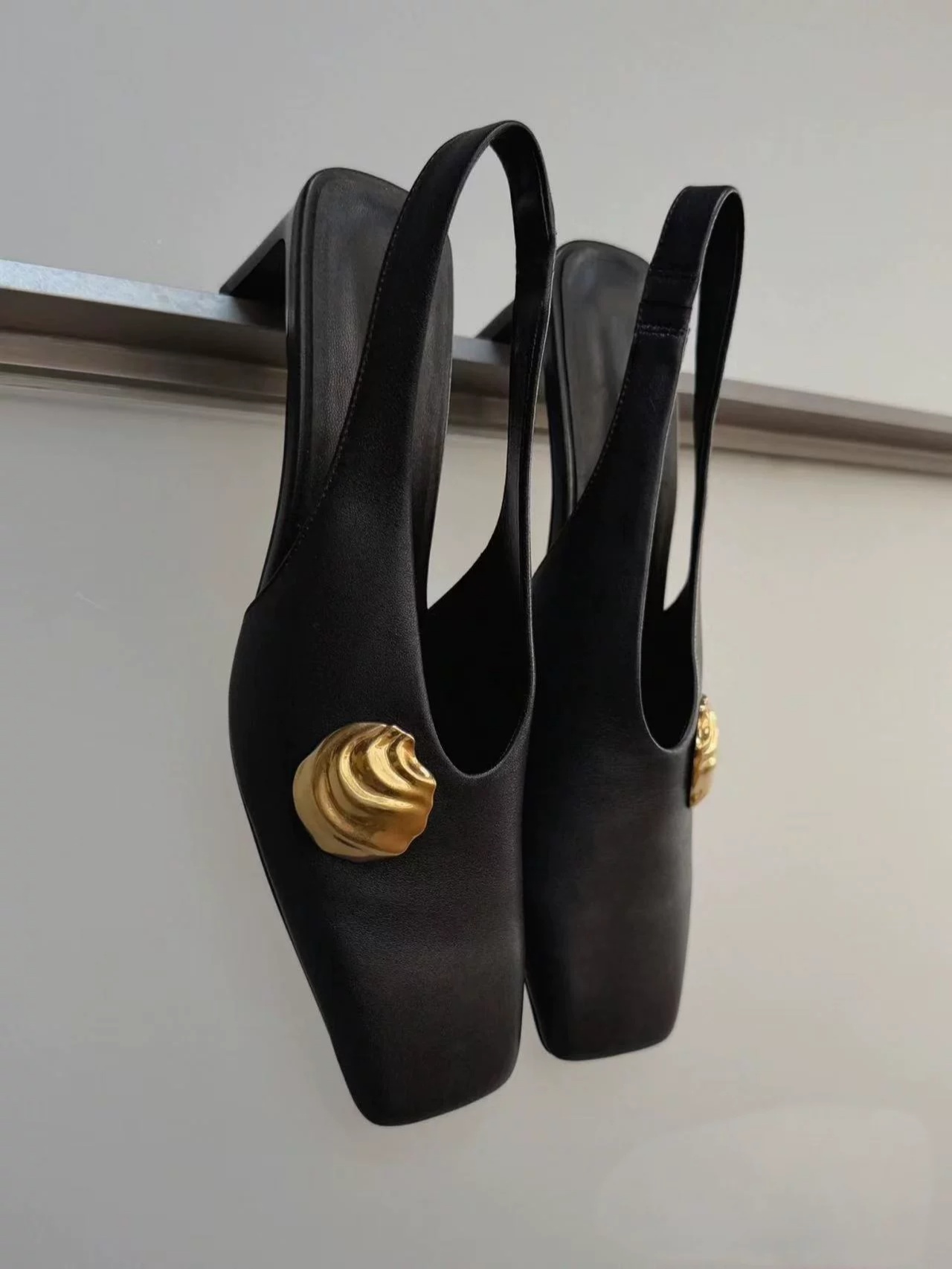 حذاء نسائي كلاسيكي أنيق للمكتب - مراجعة Leather Classic Strap وسعره