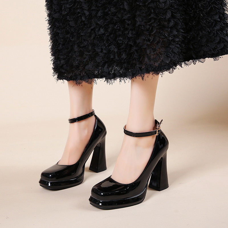 أحذية عصرية ذات كعب عالٍ. أحذي - مراجعة Leather Classic Strap وسعره