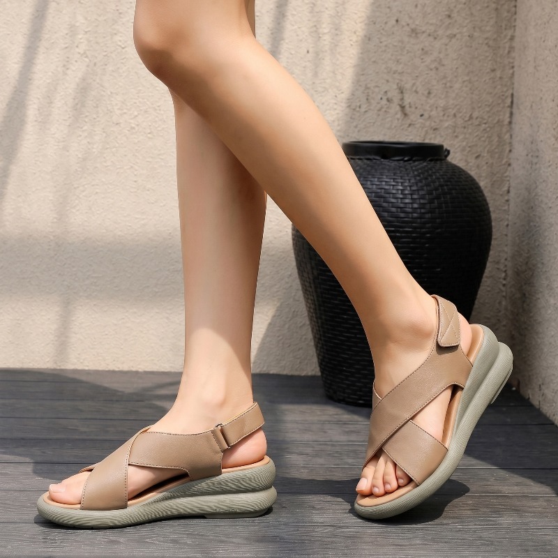 أحذية نسائية كلاسيكية فاخرة من - مراجعة Leather Classic Strap وسعره