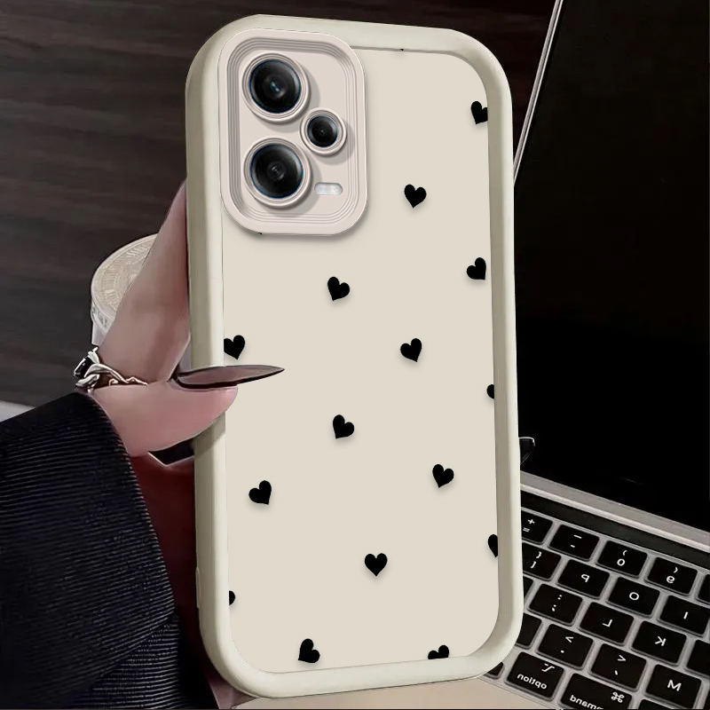 جراب هاتف أسود بتصميم قلب الحب - مراجعة Xiaomi Redmi Note 14 وسعره